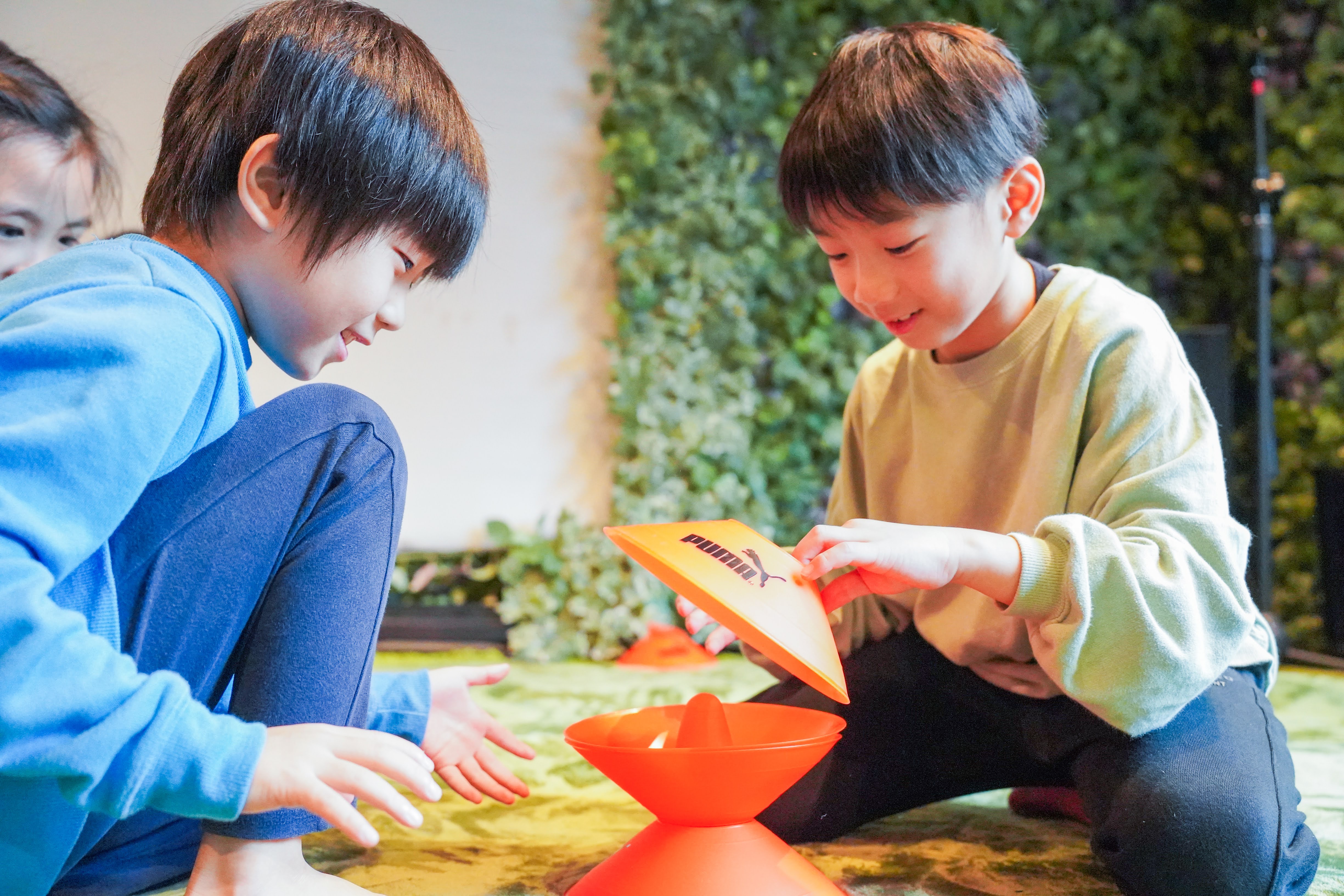 子どもが遊んでいる様子